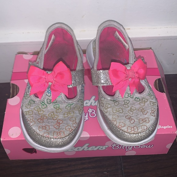 Toddler Skechers shoes! In good used condition. Size 7 - Picture 2 of 9